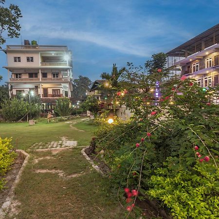 Hotel Riverside With Swimming Pool Sauraha Bagian luar foto