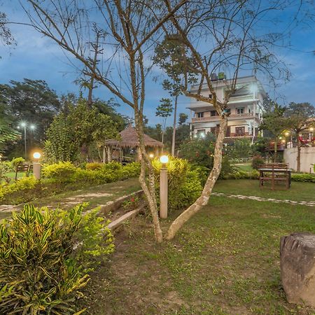 Hotel Riverside With Swimming Pool Sauraha Bagian luar foto