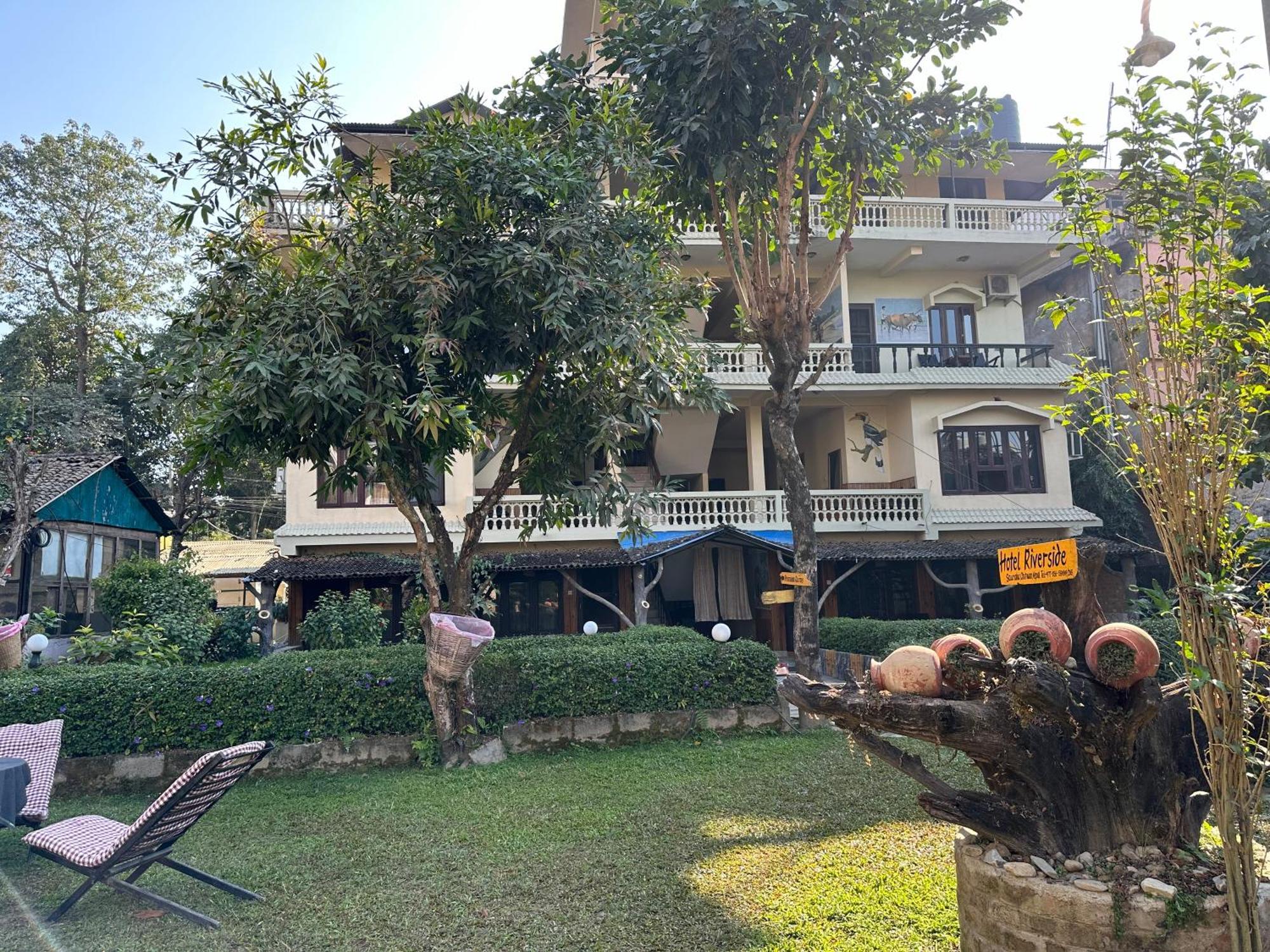 Hotel Riverside With Swimming Pool Sauraha Bagian luar foto