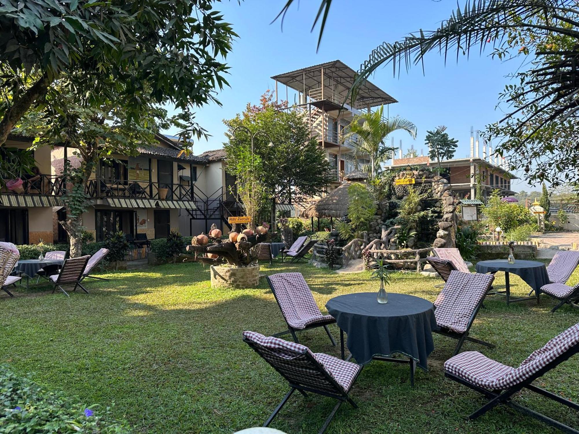 Hotel Riverside With Swimming Pool Sauraha Bagian luar foto