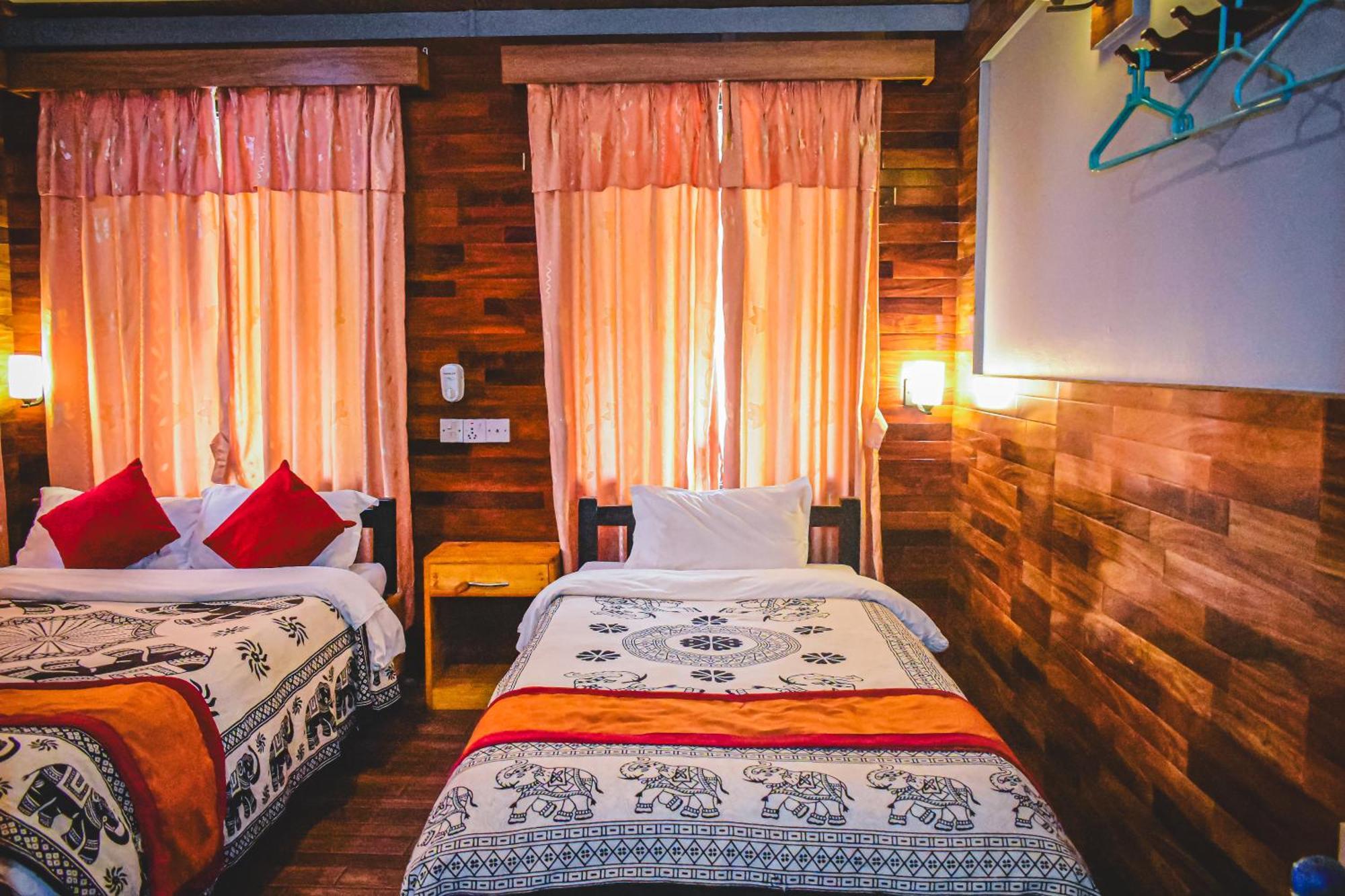 Hotel Riverside With Swimming Pool Sauraha Bagian luar foto