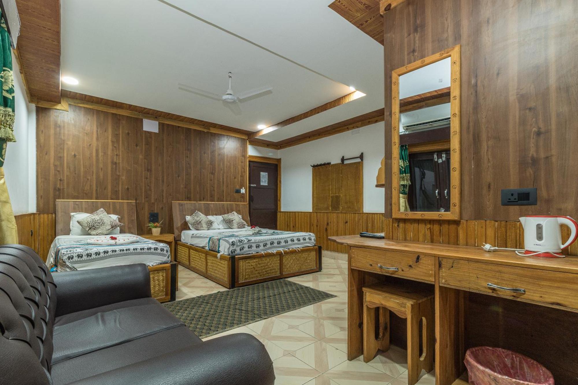 Hotel Riverside With Swimming Pool Sauraha Bagian luar foto