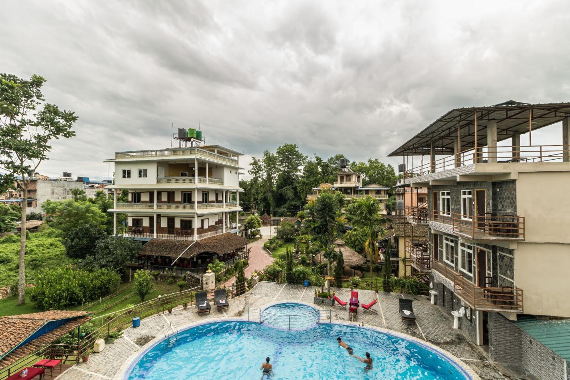 Hotel Riverside With Swimming Pool Sauraha Bagian luar foto