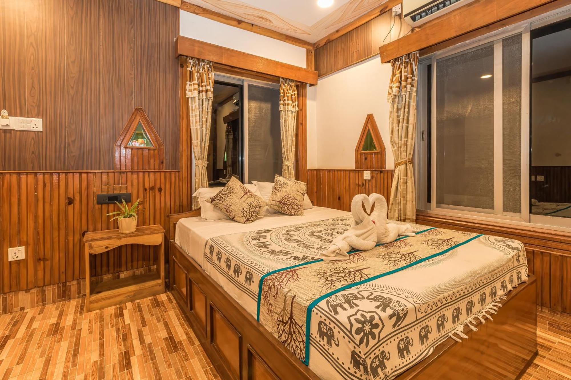 Hotel Riverside With Swimming Pool Sauraha Bagian luar foto