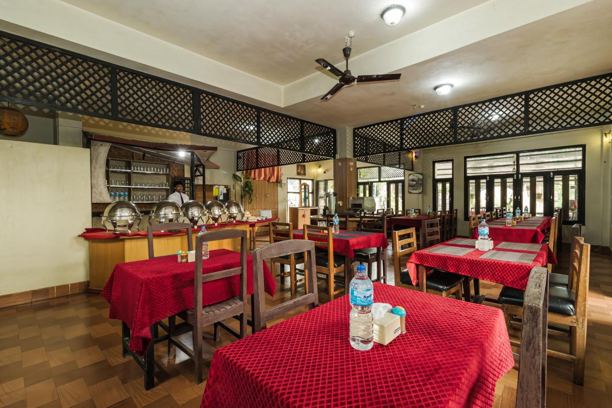 Hotel Riverside With Swimming Pool Sauraha Bagian luar foto