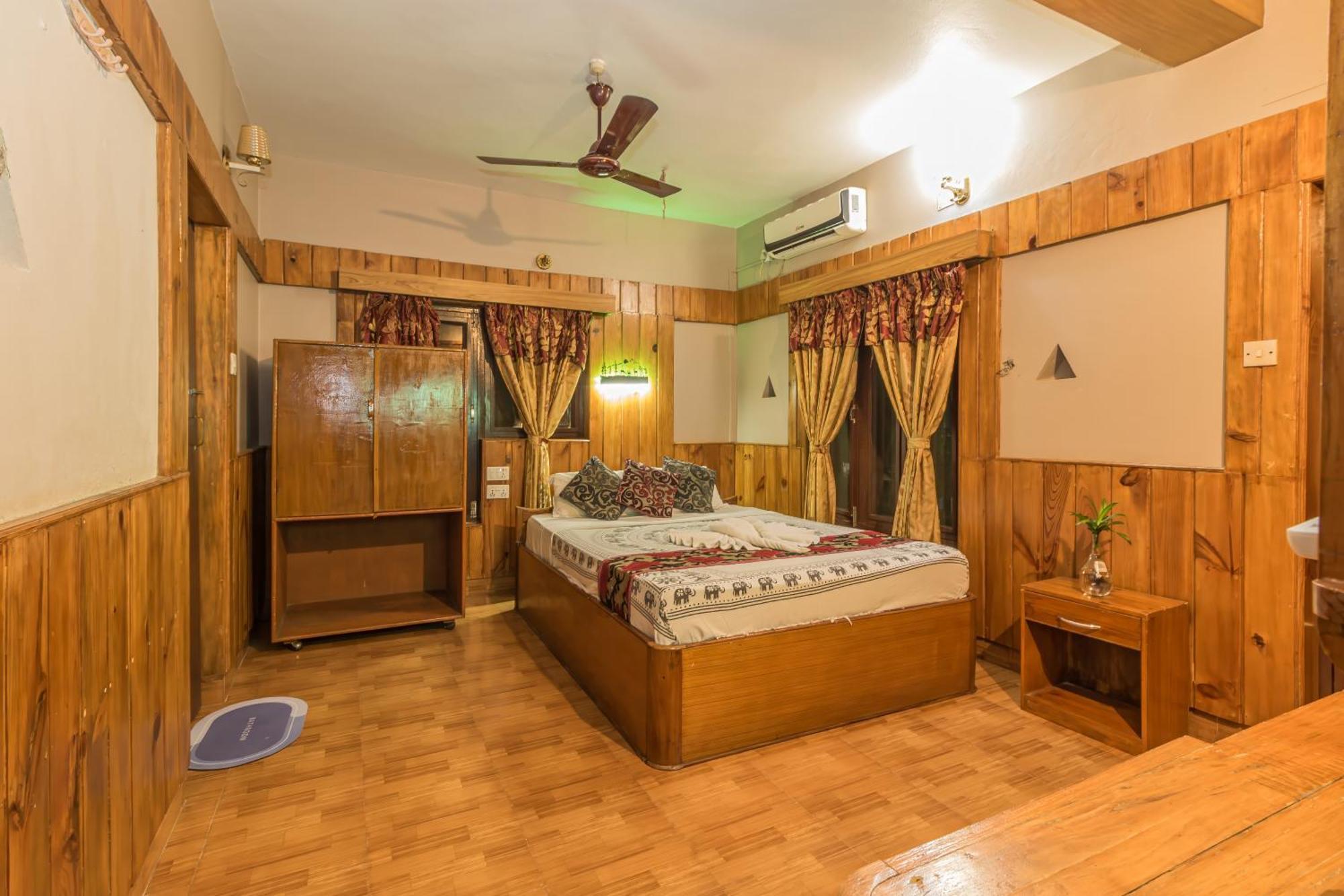 Hotel Riverside With Swimming Pool Sauraha Bagian luar foto