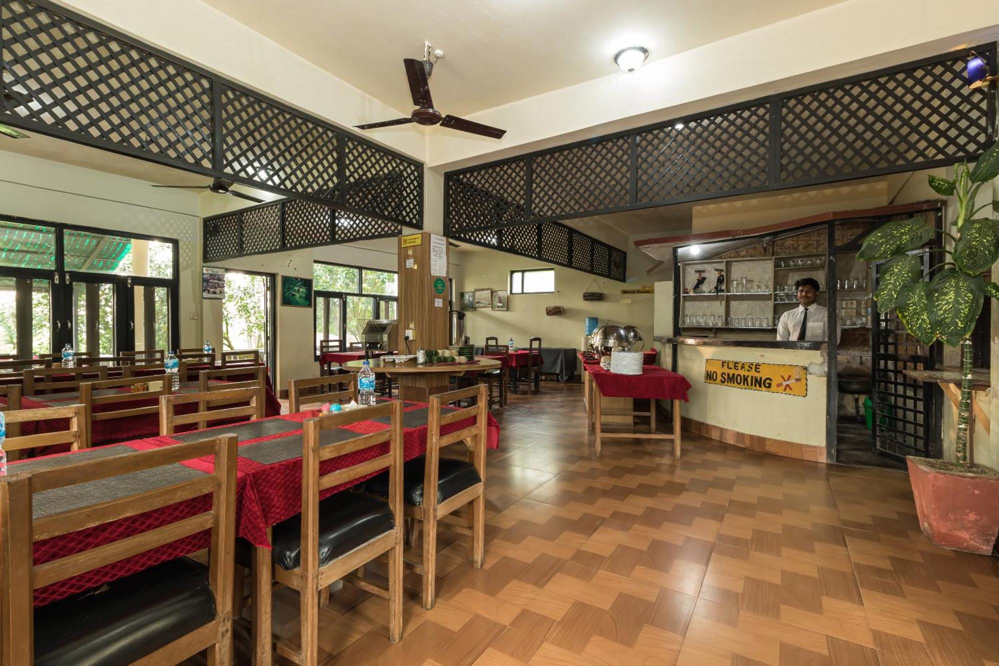 Hotel Riverside With Swimming Pool Sauraha Bagian luar foto
