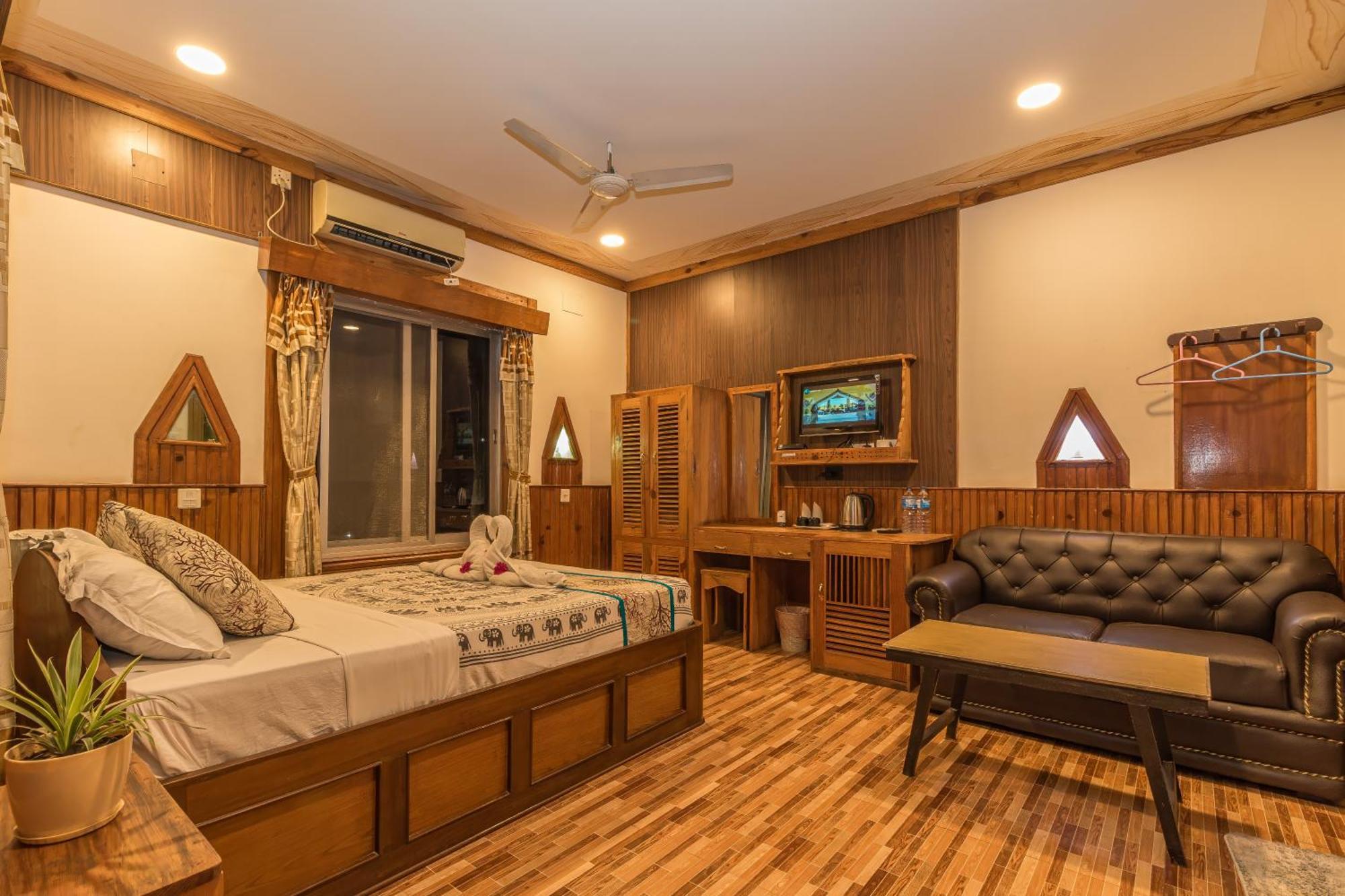 Hotel Riverside With Swimming Pool Sauraha Bagian luar foto