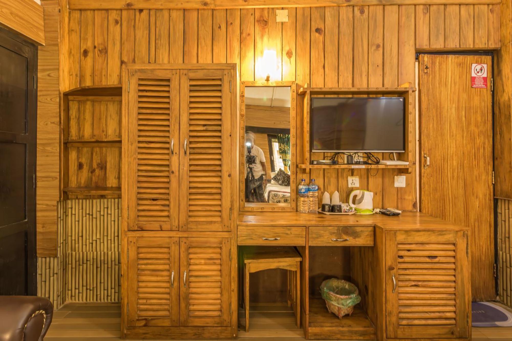 Hotel Riverside With Swimming Pool Sauraha Bagian luar foto