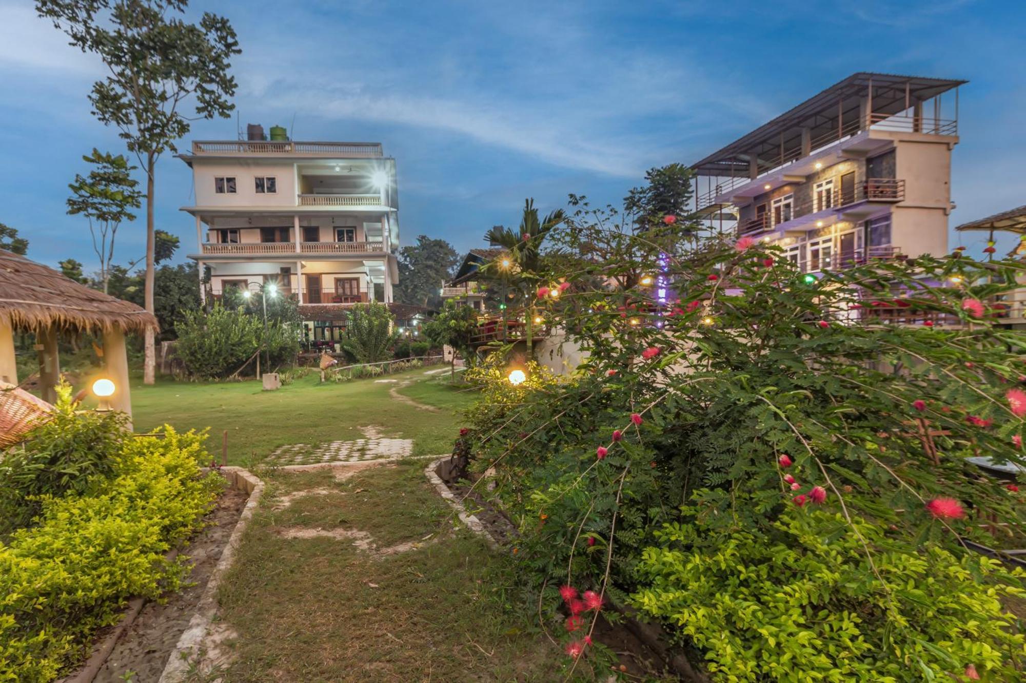 Hotel Riverside With Swimming Pool Sauraha Bagian luar foto