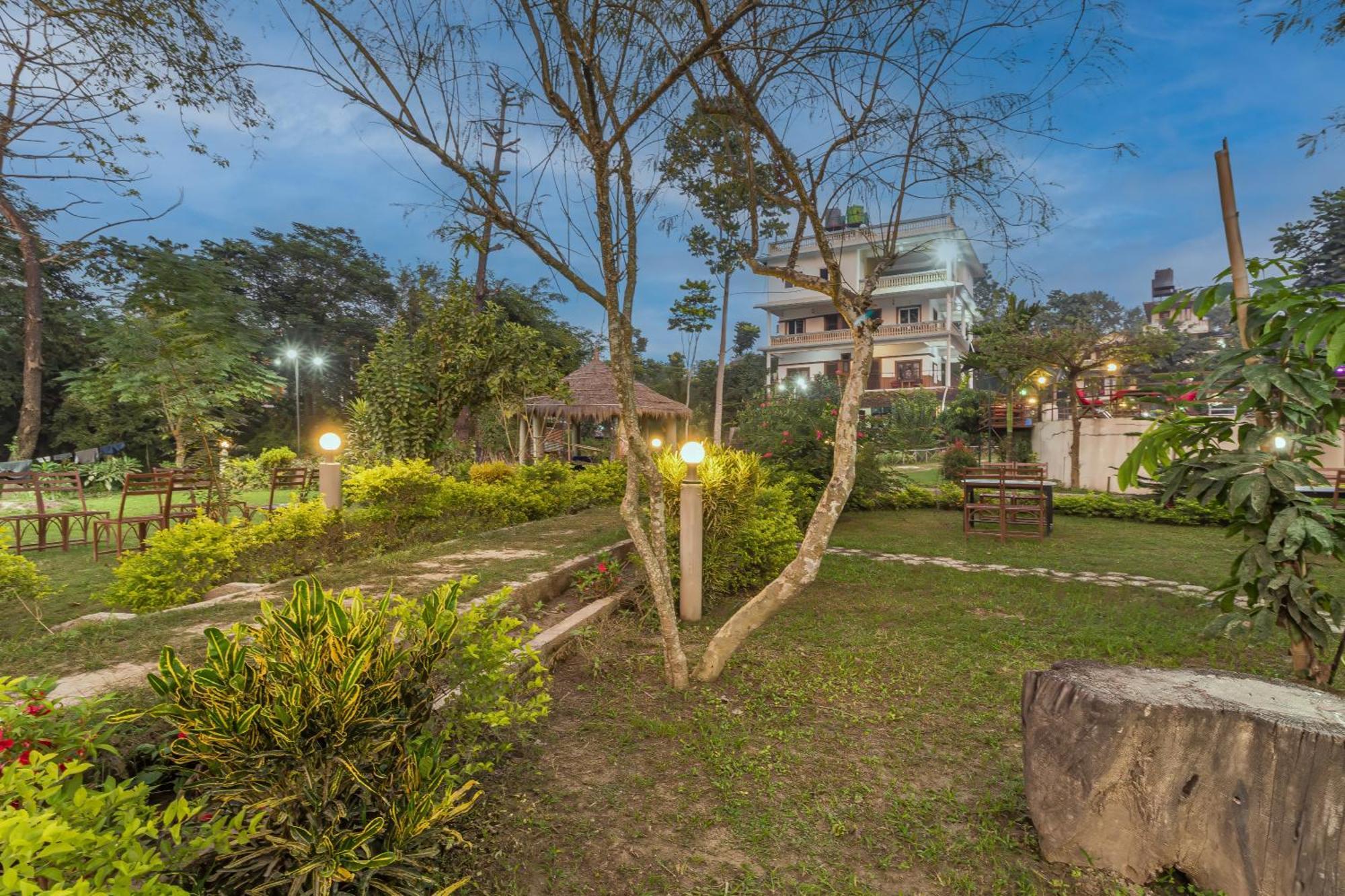 Hotel Riverside With Swimming Pool Sauraha Bagian luar foto