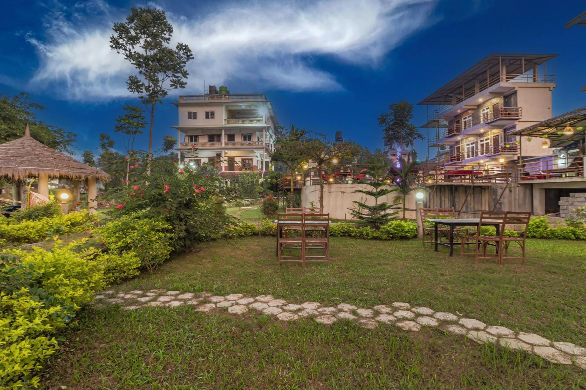 Hotel Riverside With Swimming Pool Sauraha Bagian luar foto