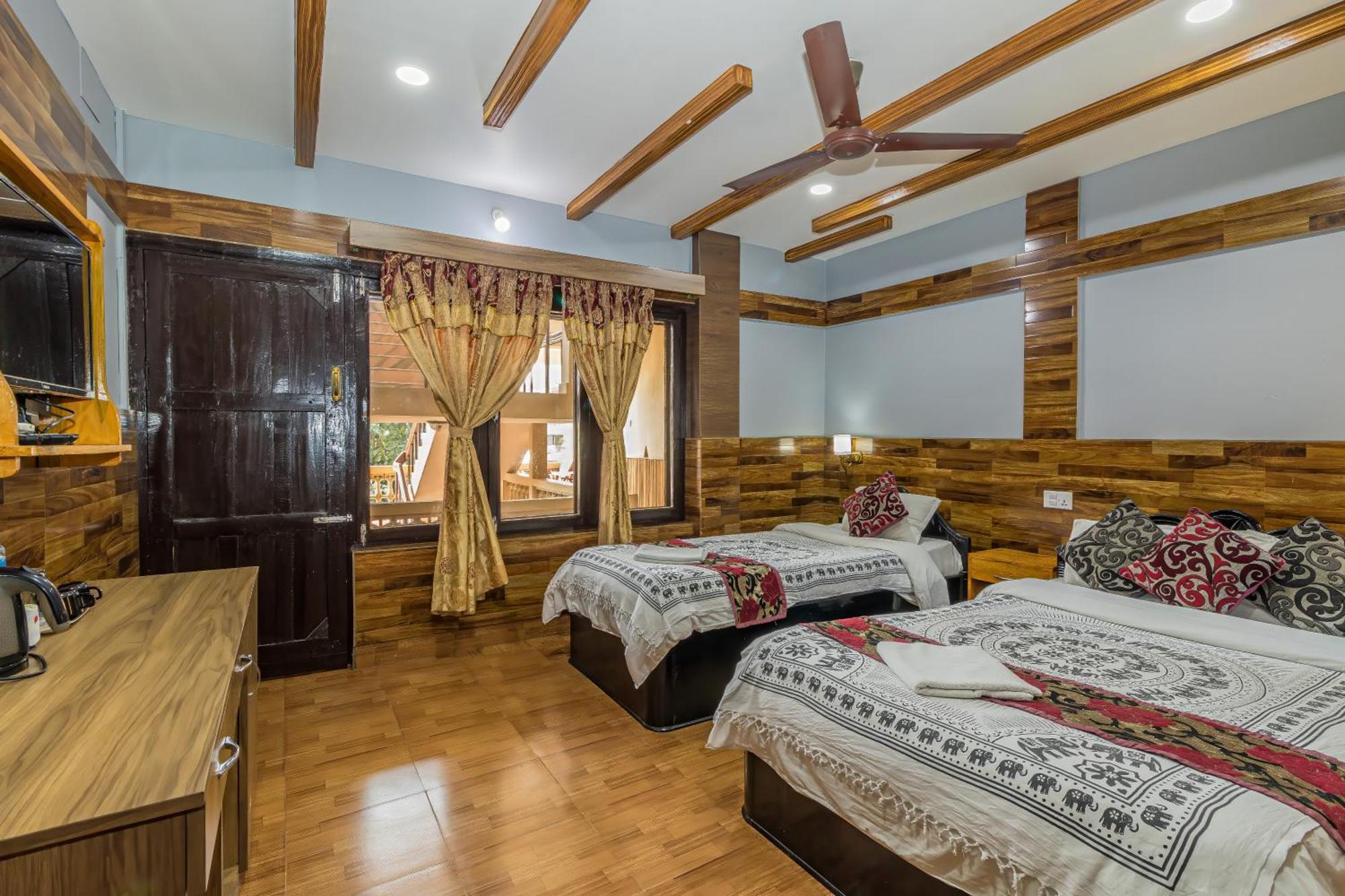 Hotel Riverside With Swimming Pool Sauraha Bagian luar foto