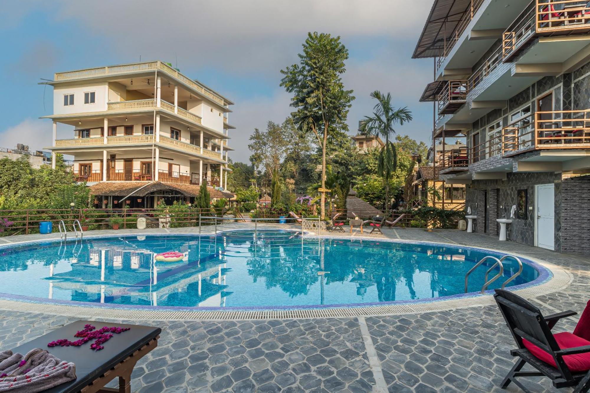 Hotel Riverside With Swimming Pool Sauraha Bagian luar foto