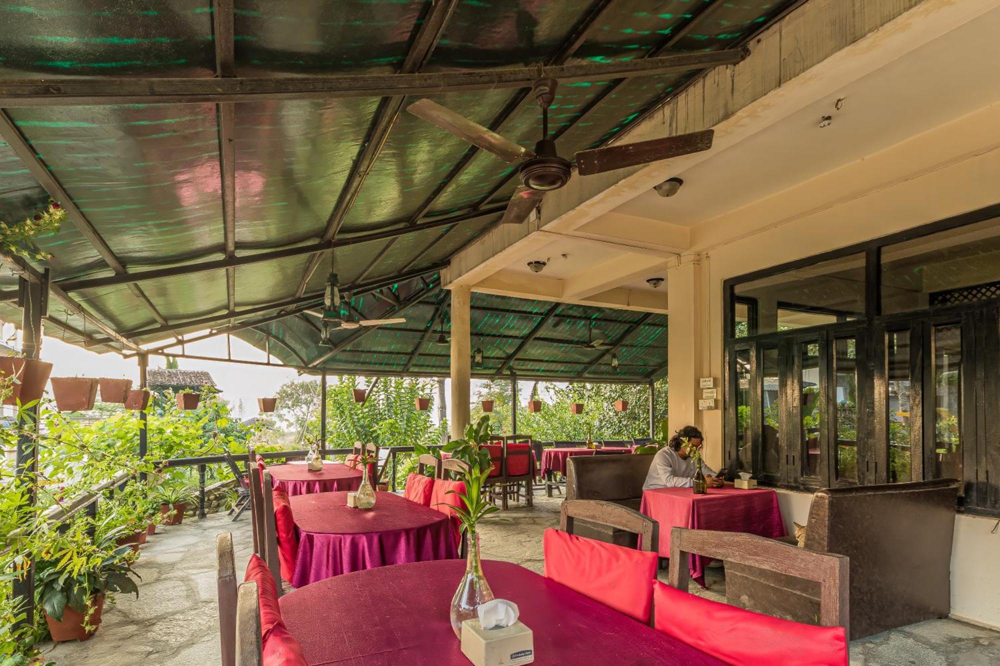 Hotel Riverside With Swimming Pool Sauraha Bagian luar foto