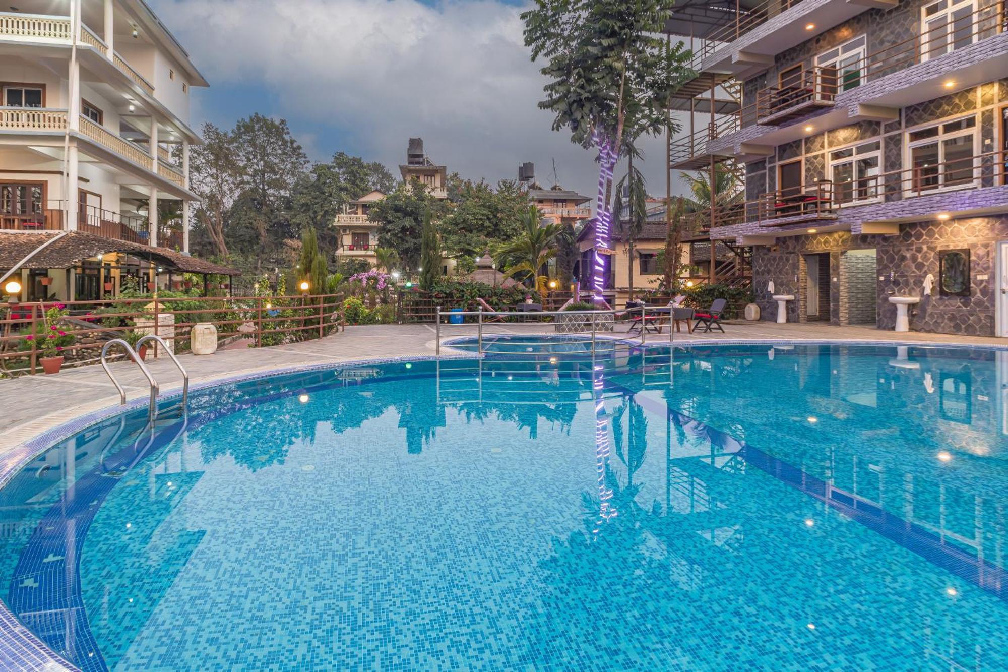 Hotel Riverside With Swimming Pool Sauraha Bagian luar foto