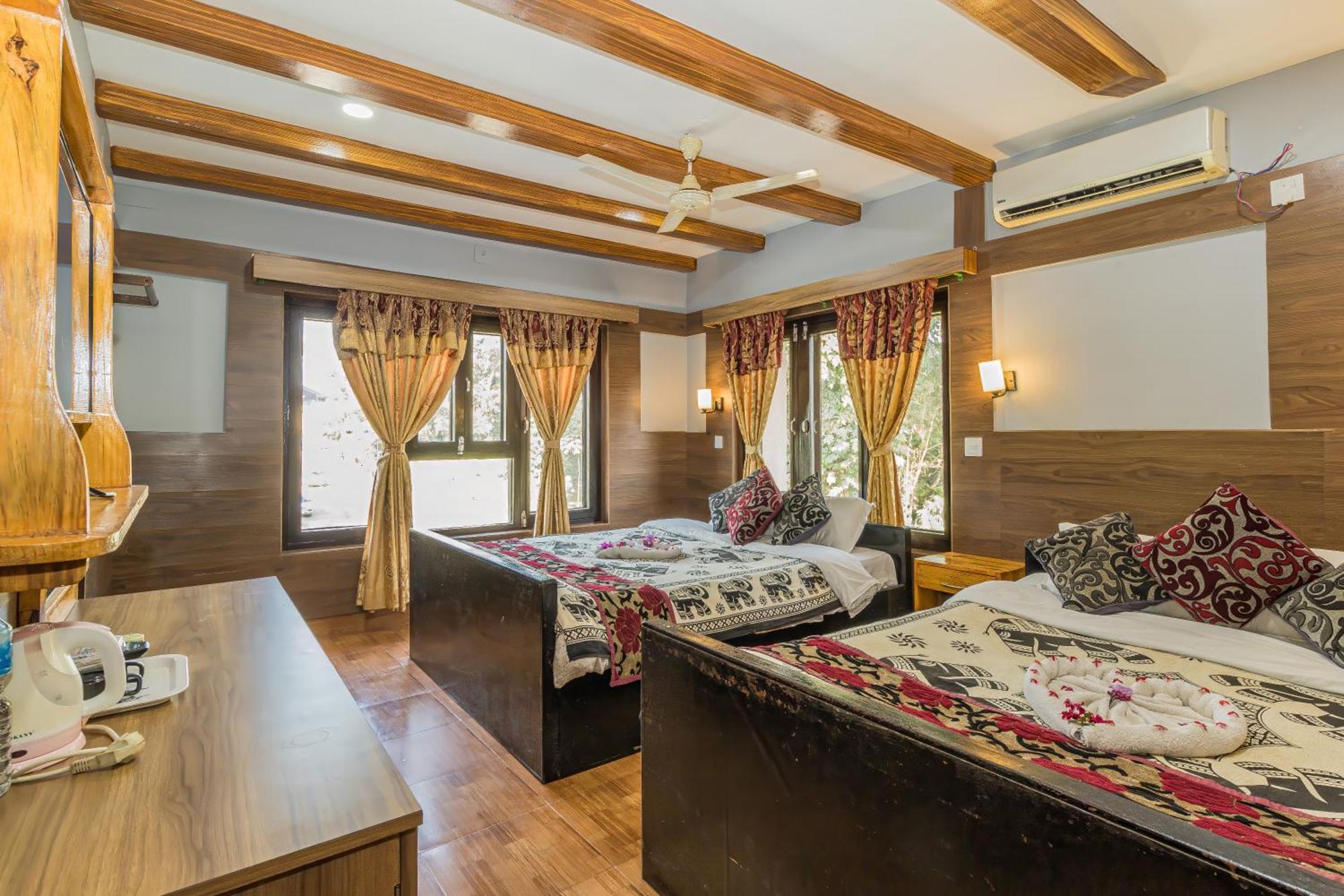 Hotel Riverside With Swimming Pool Sauraha Bagian luar foto