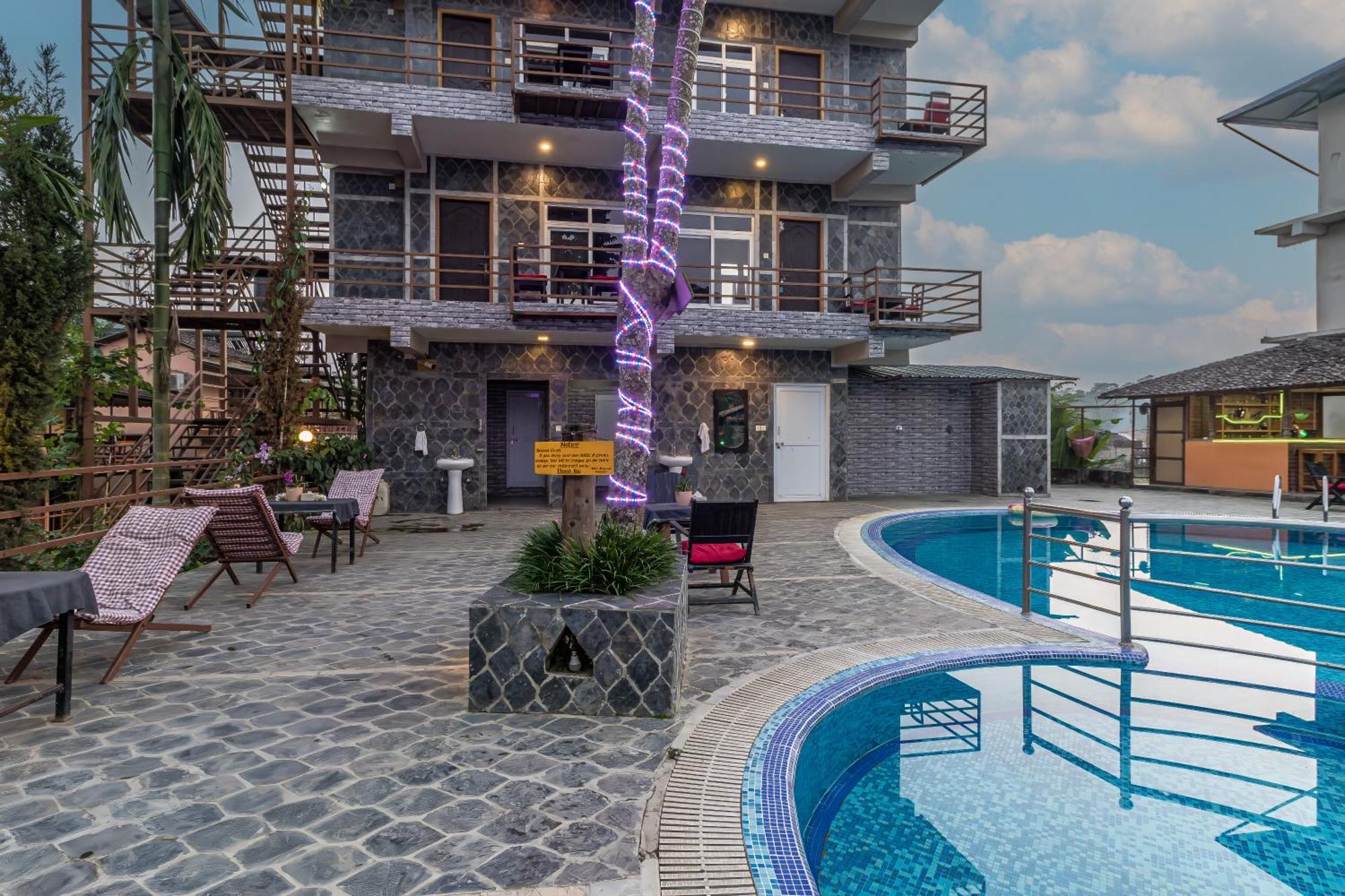 Hotel Riverside With Swimming Pool Sauraha Bagian luar foto
