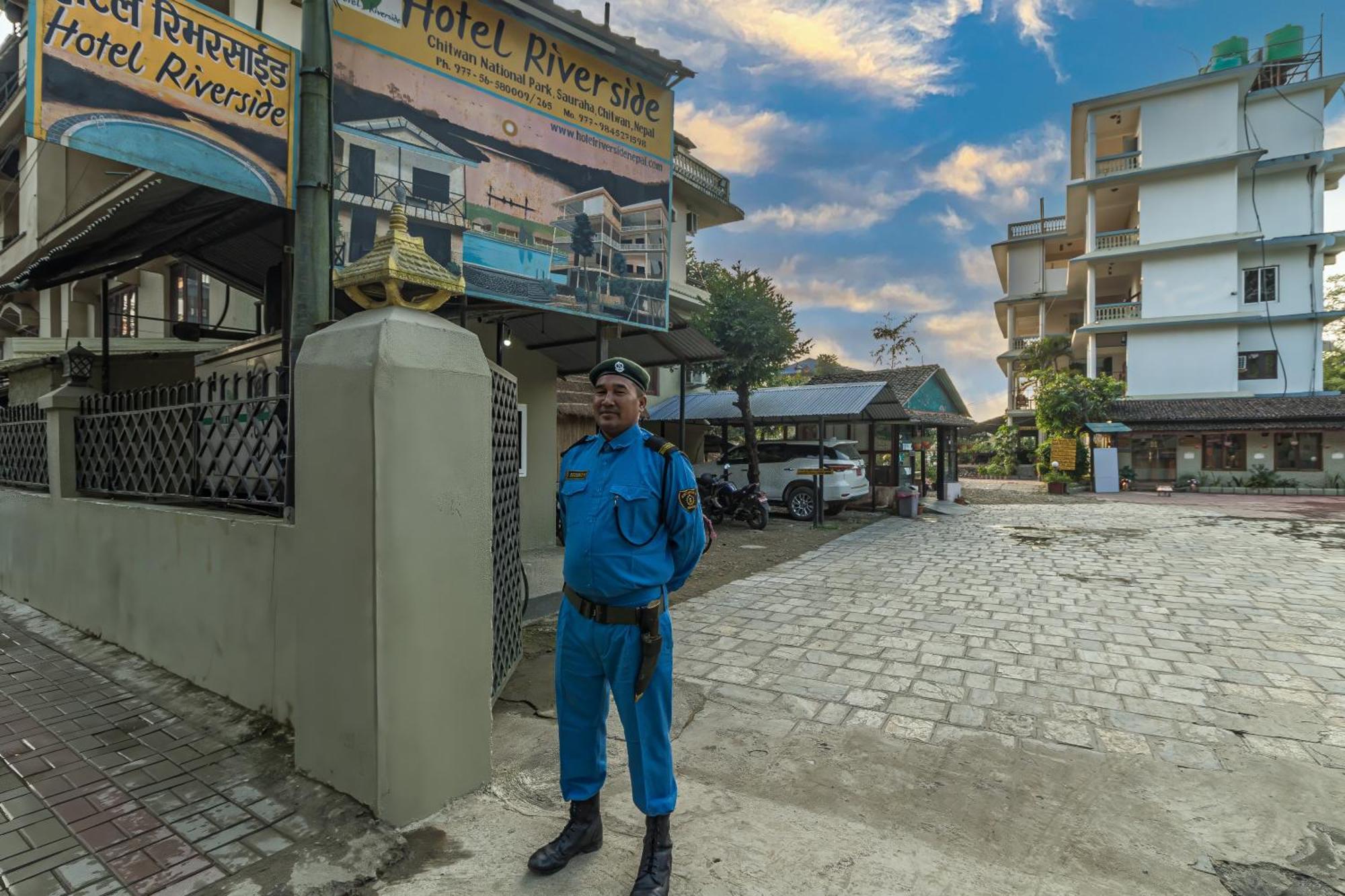 Hotel Riverside With Swimming Pool Sauraha Bagian luar foto