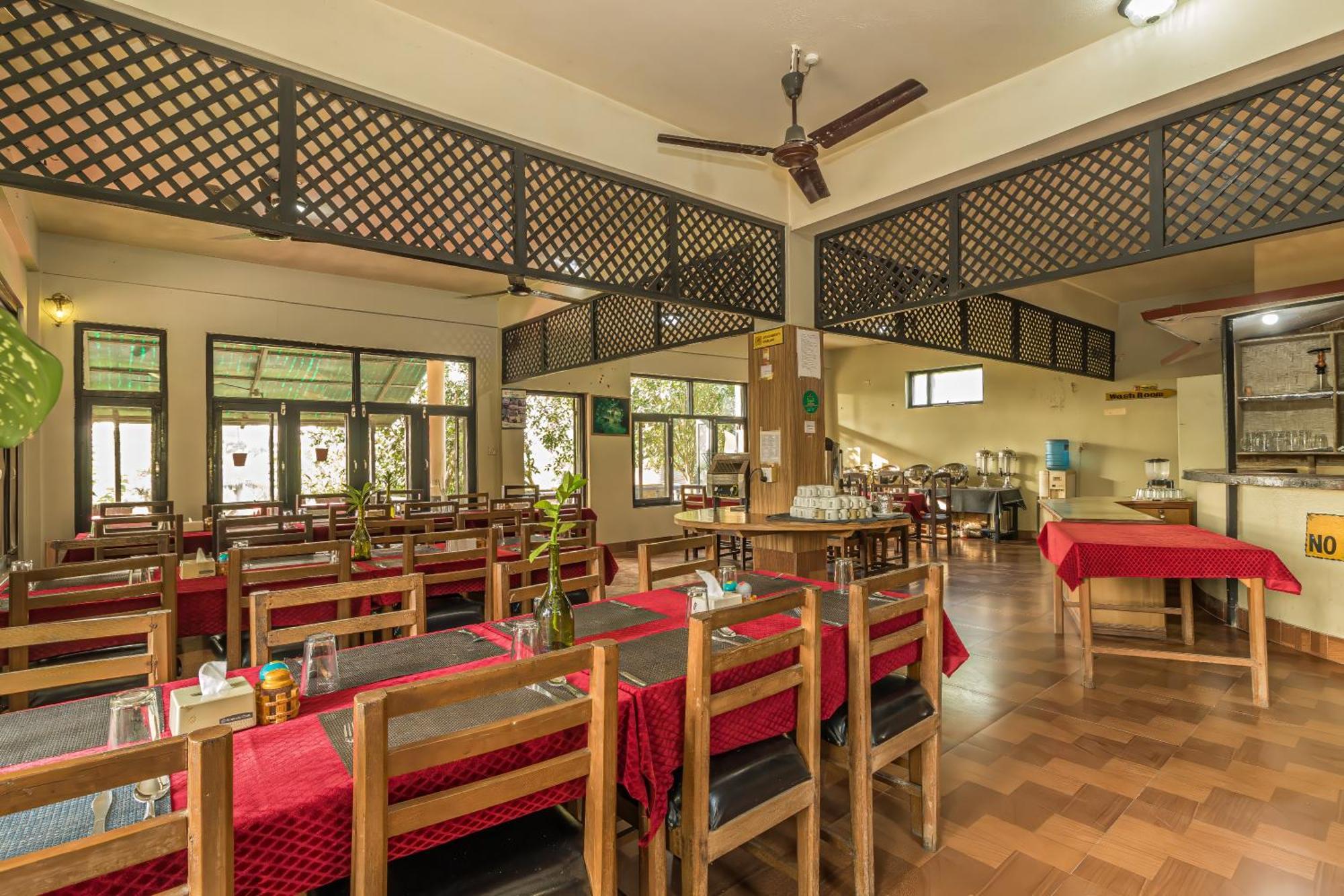 Hotel Riverside With Swimming Pool Sauraha Bagian luar foto