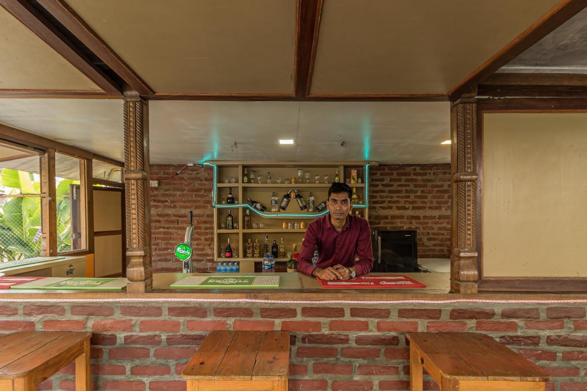 Hotel Riverside With Swimming Pool Sauraha Bagian luar foto