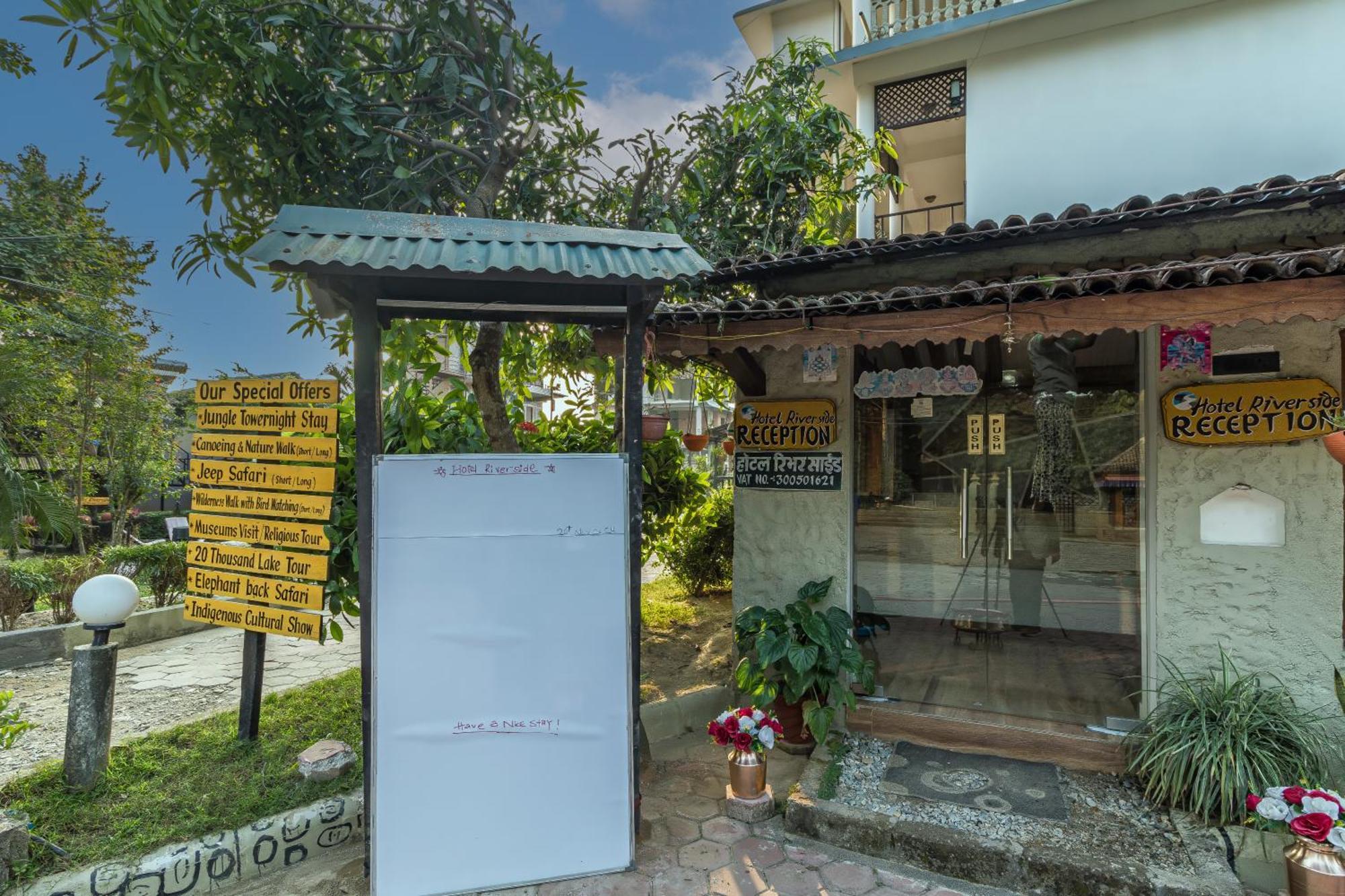 Hotel Riverside With Swimming Pool Sauraha Bagian luar foto