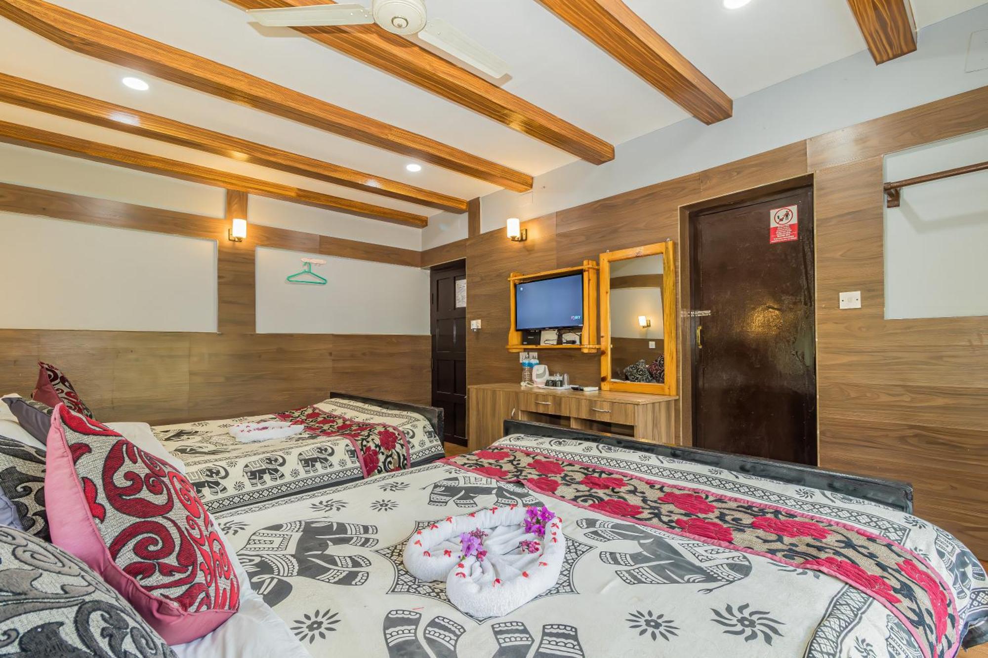 Hotel Riverside With Swimming Pool Sauraha Bagian luar foto