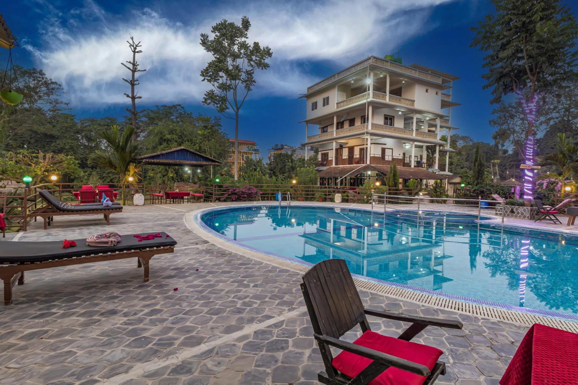 Hotel Riverside With Swimming Pool Sauraha Bagian luar foto