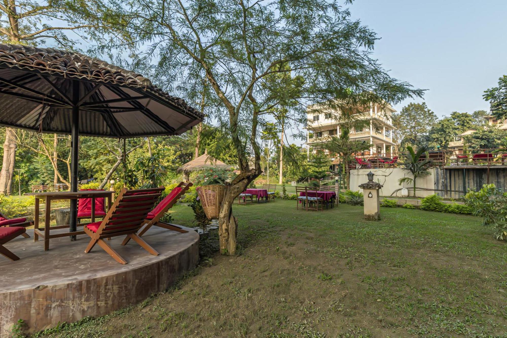 Hotel Riverside With Swimming Pool Sauraha Bagian luar foto