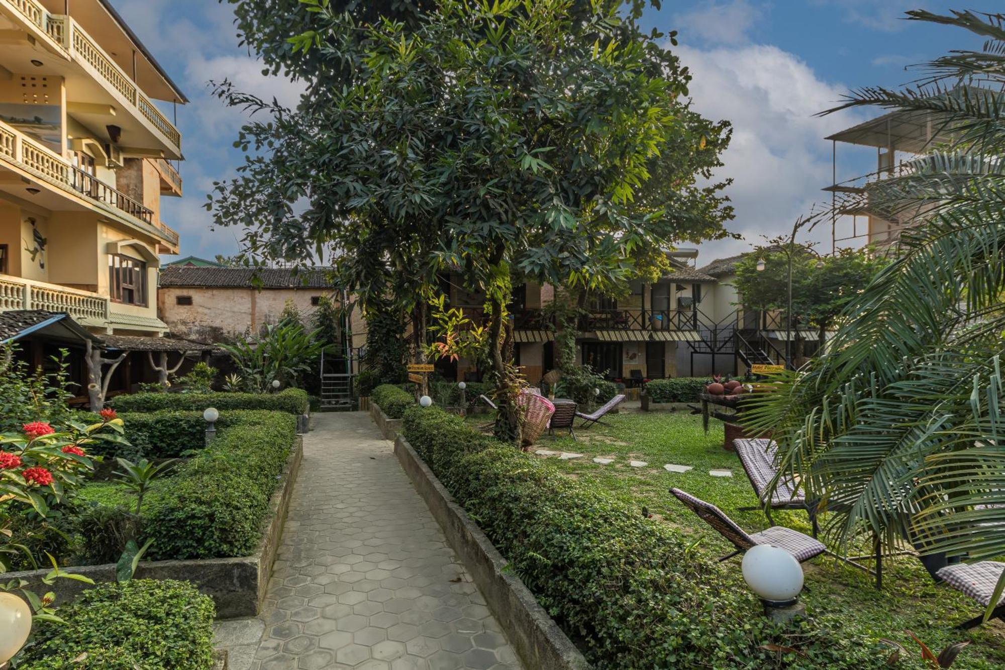 Hotel Riverside With Swimming Pool Sauraha Bagian luar foto